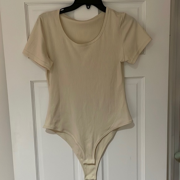 Cream ribbed short sleeve bodysuit in size medium - Picture 1 of 3